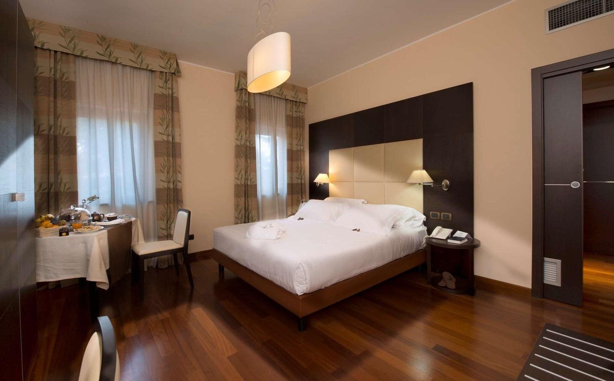 Hotel Guglielmo กาตันซาโร ภายนอก รูปภาพ