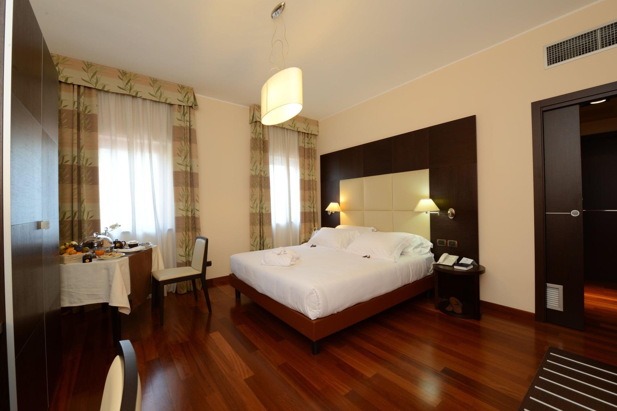 Hotel Guglielmo กาตันซาโร ภายนอก รูปภาพ
