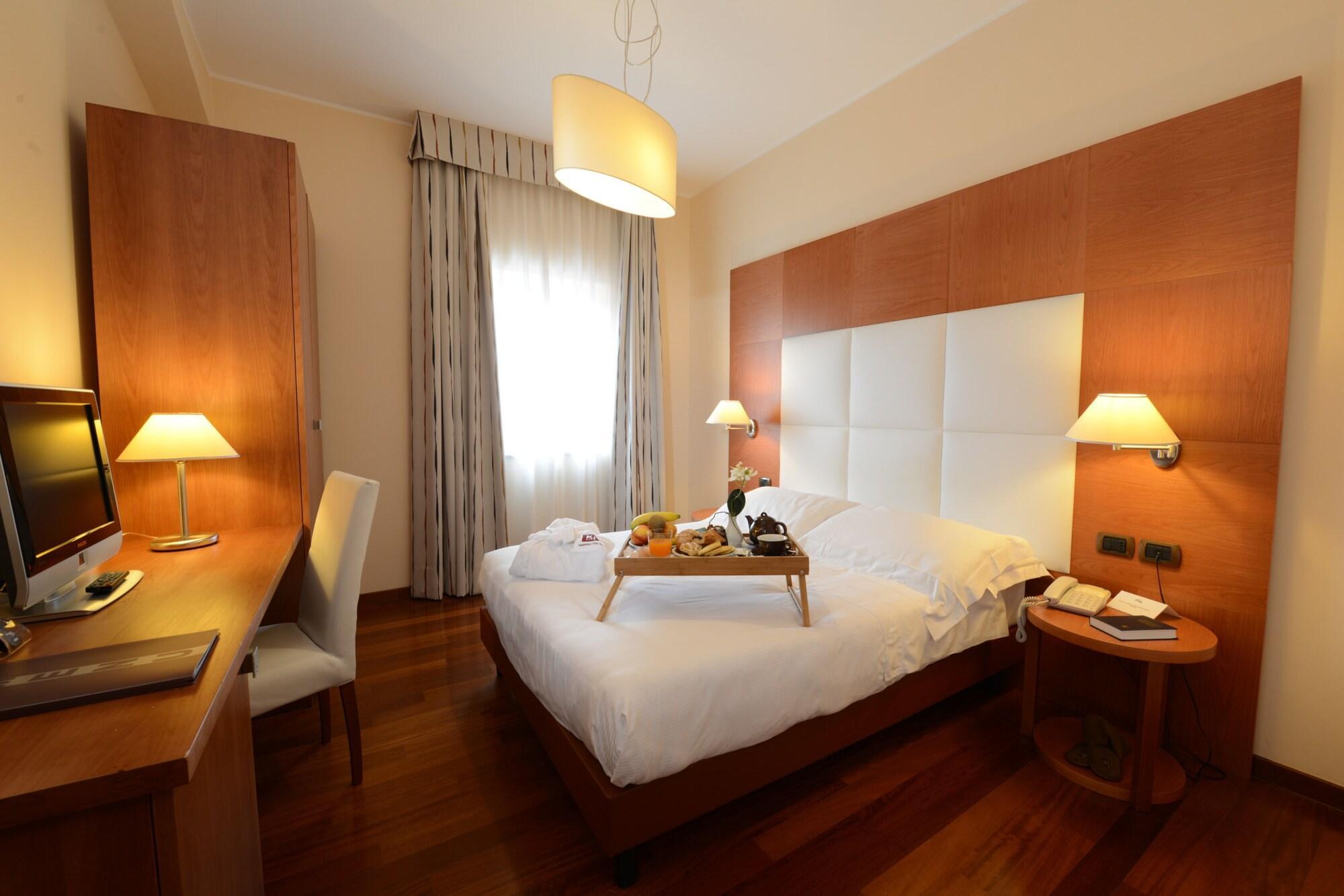 Hotel Guglielmo กาตันซาโร ภายนอก รูปภาพ