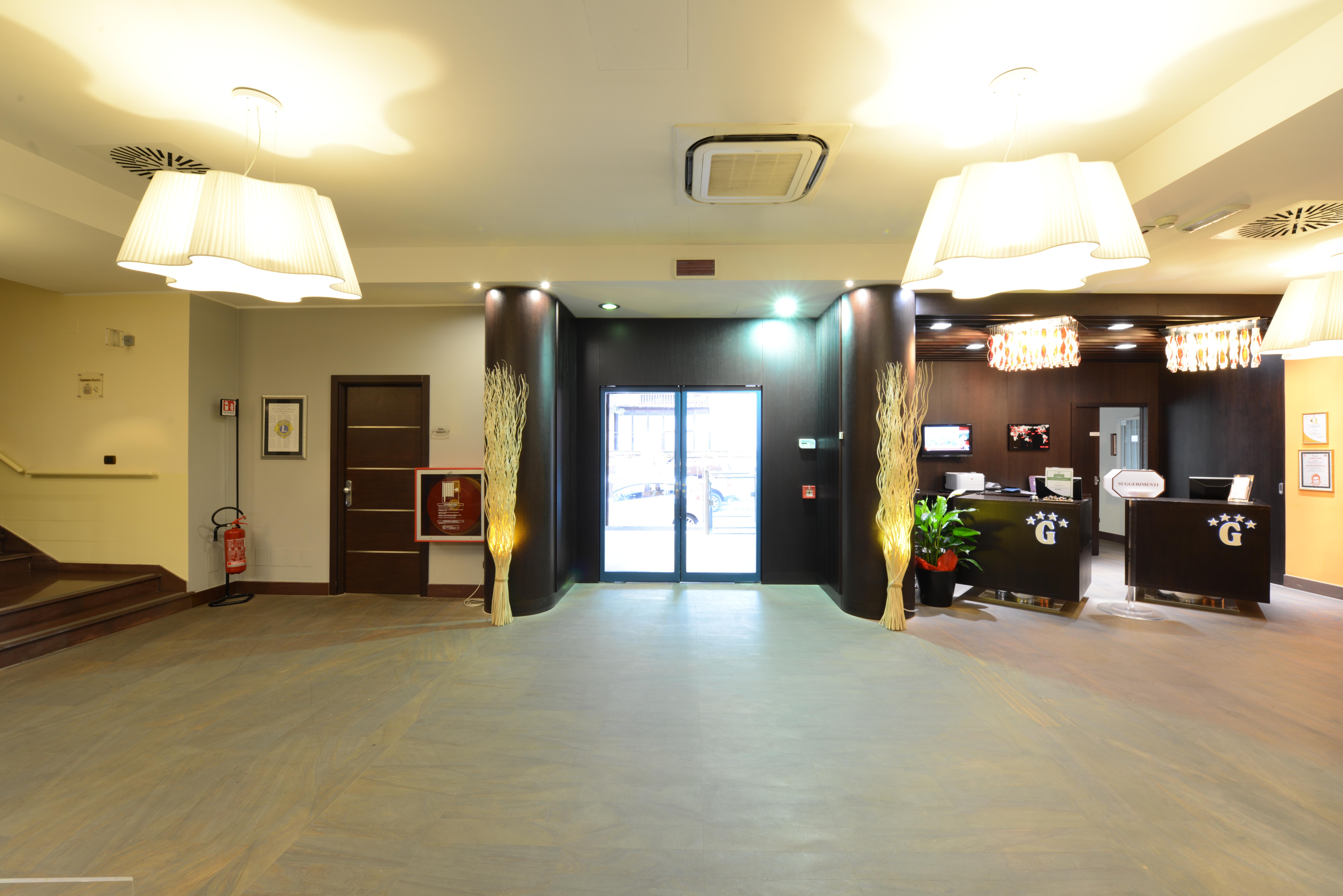 Hotel Guglielmo กาตันซาโร ภายนอก รูปภาพ