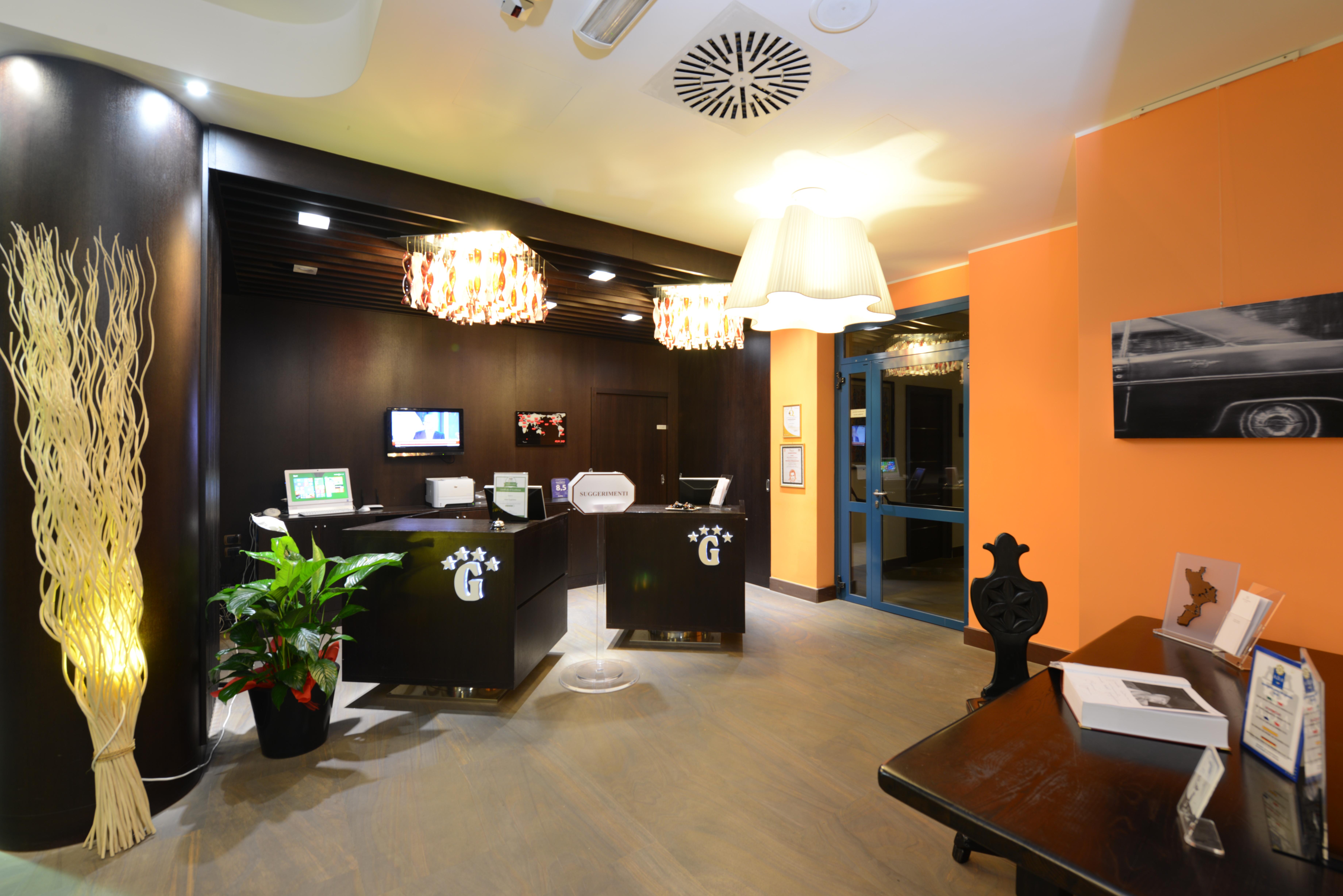 Hotel Guglielmo กาตันซาโร ภายนอก รูปภาพ
