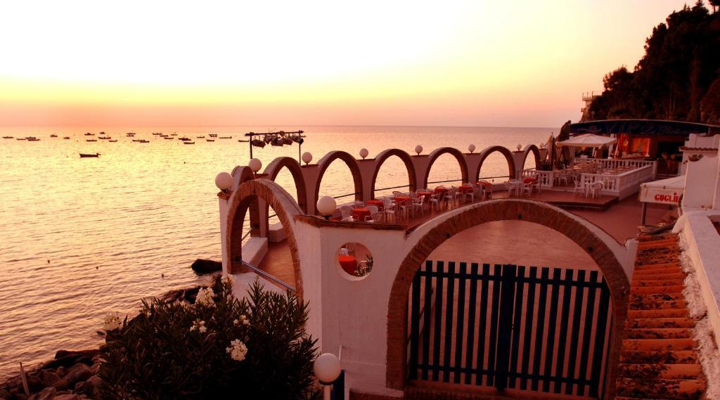 Hotel Guglielmo กาตันซาโร ภายนอก รูปภาพ