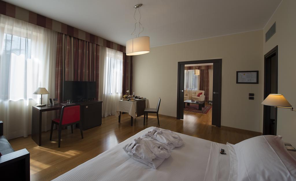 Hotel Guglielmo กาตันซาโร ห้อง รูปภาพ
