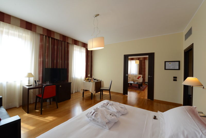 Hotel Guglielmo กาตันซาโร ภายนอก รูปภาพ