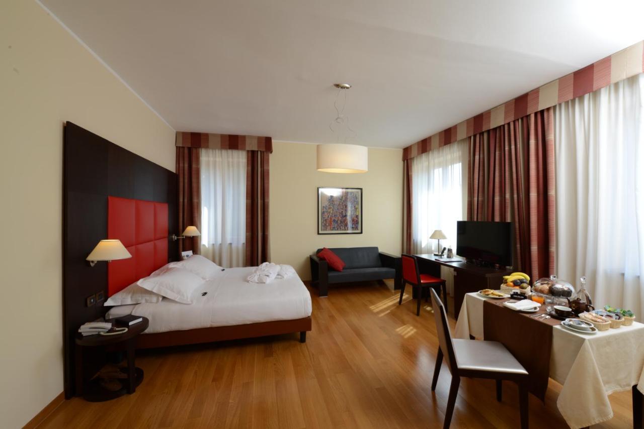 Hotel Guglielmo กาตันซาโร ภายนอก รูปภาพ