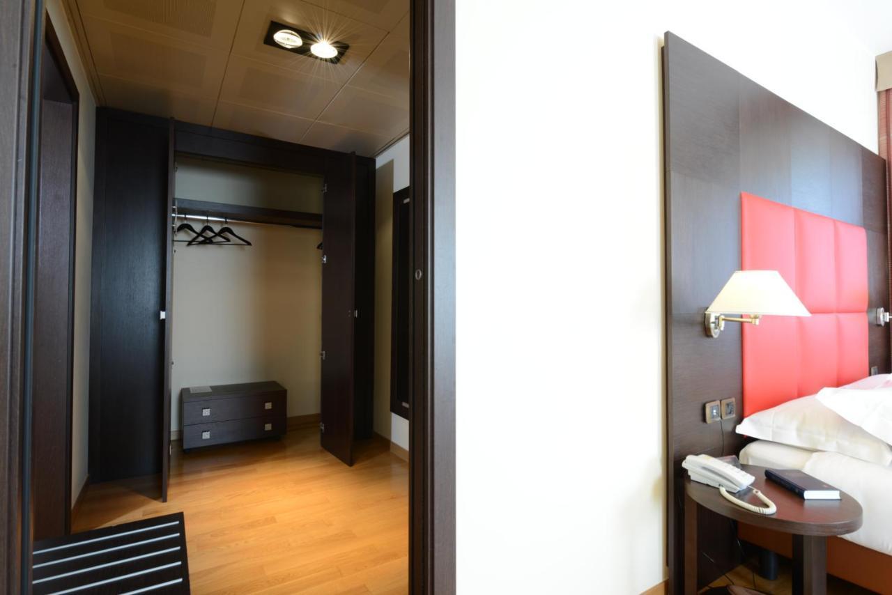 Hotel Guglielmo กาตันซาโร ภายนอก รูปภาพ